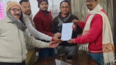 भलुअनी नगर पंचायत में मूलभूत सुविधाओं की कमी से परेशान व्यापारियों व यूथ ब्रिगेड ने अधिशासी अधिकारी को दस सूत्रीय मांगपत्र सौंपा। नाला निर्माण, स्ट्रीट लाइट, सीसीटीवी, सफाई, फॉगिंग और कूड़ा निस्तारण जैसी समस्याओं के शीघ्र समाधान की मांग की गई। प्रशासन ने कार्रवाई का आश्वासन दिया।