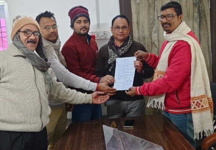 भलुअनी नगर पंचायत में मूलभूत सुविधाओं की कमी से परेशान व्यापारियों व यूथ ब्रिगेड ने अधिशासी अधिकारी को दस सूत्रीय मांगपत्र सौंपा। नाला निर्माण, स्ट्रीट लाइट, सीसीटीवी, सफाई, फॉगिंग और कूड़ा निस्तारण जैसी समस्याओं के शीघ्र समाधान की मांग की गई। प्रशासन ने कार्रवाई का आश्वासन दिया।