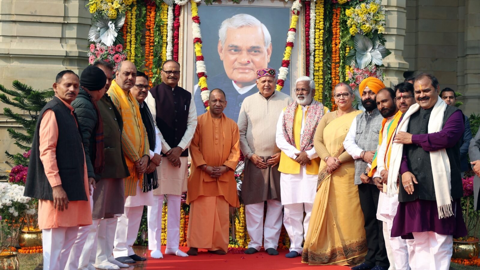 लखनऊ में मुख्यमंत्री योगी आदित्यनाथ ने पूर्व प्रधानमंत्री अटल बिहारी वाजपेयी की जयंती पर लोकभवन स्थित प्रतिमा पर पुष्पांजलि अर्पित की। उन्होंने अटल जी के विकासशील दृष्टिकोण और उत्तर प्रदेश से उनके गहरे जुड़ाव को स्मरण किया। साथ ही मदन मोहन मालवीय एवं राजा बिजली पासी की जयंती पर नमन किया। मुख्यमंत्री ने क्रिश्चियन बंधुओं को क्रिसमस की शुभकामनाएं देते हुए प्रदेश में शांति व सौहार्द का संदेश दिया।