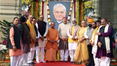 लखनऊ में मुख्यमंत्री योगी आदित्यनाथ ने पूर्व प्रधानमंत्री अटल बिहारी वाजपेयी की जयंती पर लोकभवन स्थित प्रतिमा पर पुष्पांजलि अर्पित की। उन्होंने अटल जी के विकासशील दृष्टिकोण और उत्तर प्रदेश से उनके गहरे जुड़ाव को स्मरण किया। साथ ही मदन मोहन मालवीय एवं राजा बिजली पासी की जयंती पर नमन किया। मुख्यमंत्री ने क्रिश्चियन बंधुओं को क्रिसमस की शुभकामनाएं देते हुए प्रदेश में शांति व सौहार्द का संदेश दिया।