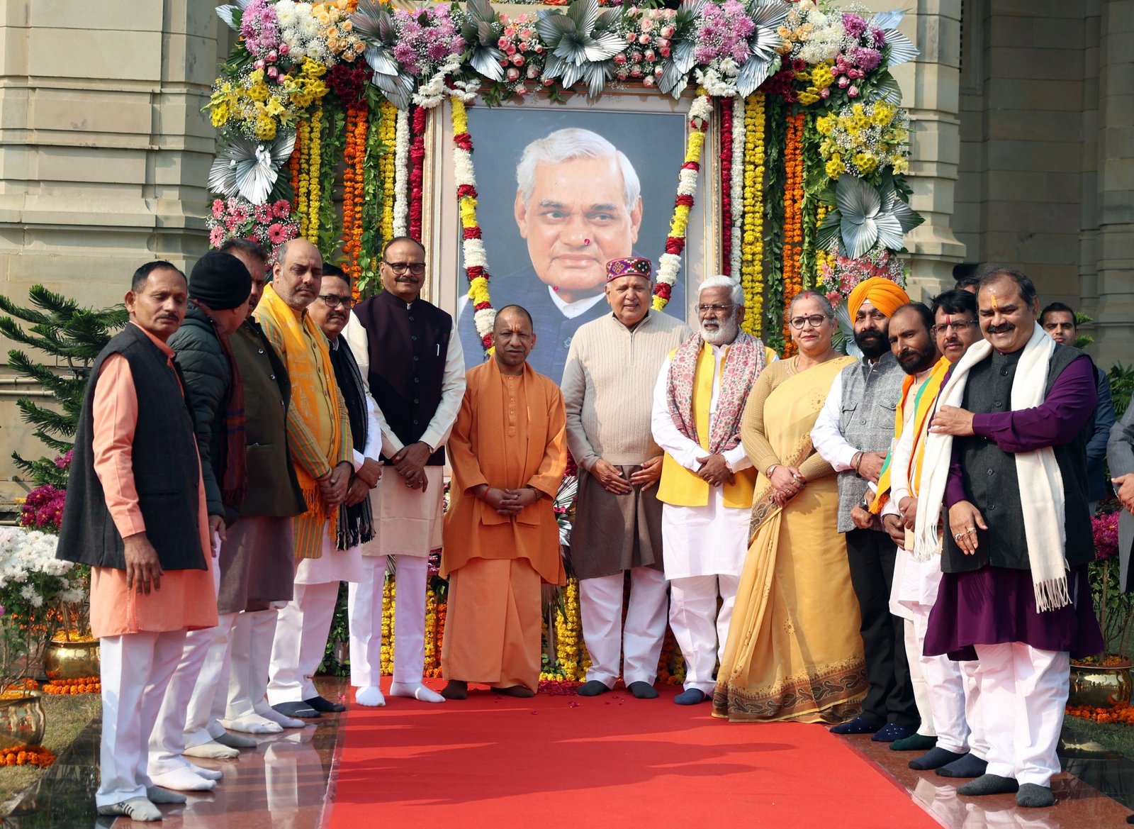 लखनऊ में मुख्यमंत्री योगी आदित्यनाथ ने पूर्व प्रधानमंत्री अटल बिहारी वाजपेयी की जयंती पर लोकभवन स्थित प्रतिमा पर पुष्पांजलि अर्पित की। उन्होंने अटल जी के विकासशील दृष्टिकोण और उत्तर प्रदेश से उनके गहरे जुड़ाव को स्मरण किया। साथ ही मदन मोहन मालवीय एवं राजा बिजली पासी की जयंती पर नमन किया। मुख्यमंत्री ने क्रिश्चियन बंधुओं को क्रिसमस की शुभकामनाएं देते हुए प्रदेश में शांति व सौहार्द का संदेश दिया।