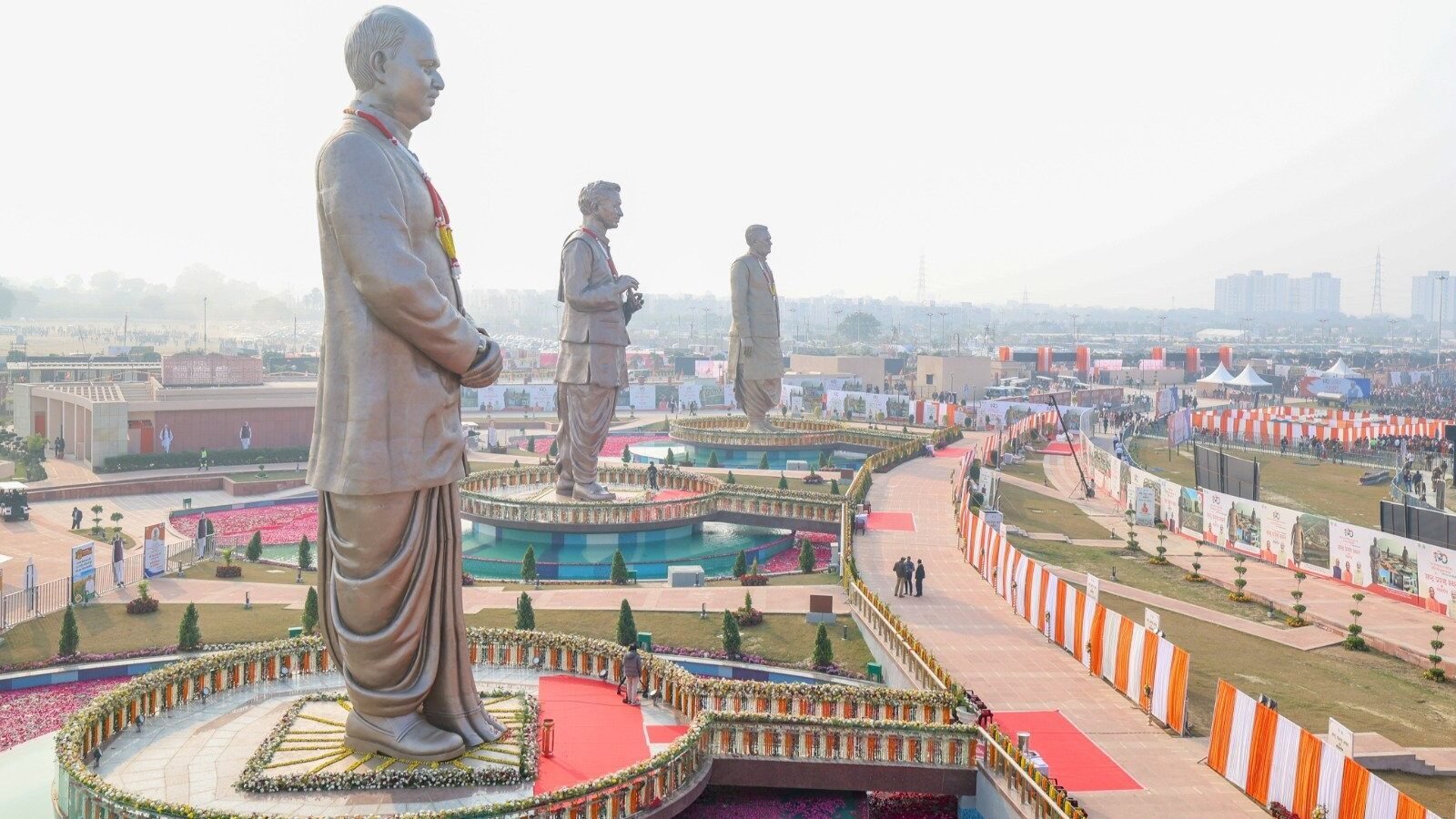 लखनऊ में राष्ट्र प्रेरणा स्थल के लोकार्पण समारोह के दौरान प्रधानमंत्री नरेंद्र मोदी ने मुख्यमंत्री योगी आदित्यनाथ के नेतृत्व की खुलकर प्रशंसा की। उन्होंने कहा कि दशकों से कूड़े-कचरे से पटी 30 एकड़ से अधिक भूमि को तीन वर्षों में भव्य प्रेरणा स्थल में बदलना ऐतिहासिक उपलब्धि है। रक्षा मंत्री राजनाथ सिंह ने भी इस प्रयास को राजधानी के लिए गौरव का विषय बताया। अटल बिहारी वाजपेयी की 65 फीट ऊंची प्रतिमा के अनावरण के साथ प्रदेशवासियों को दूसरी बार ‘विरासत पर गर्व’ की अनुभूति मिली।