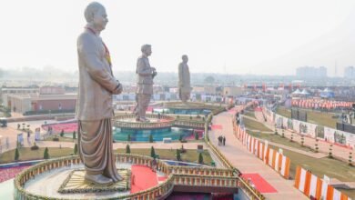 लखनऊ में राष्ट्र प्रेरणा स्थल के लोकार्पण समारोह के दौरान प्रधानमंत्री नरेंद्र मोदी ने मुख्यमंत्री योगी आदित्यनाथ के नेतृत्व की खुलकर प्रशंसा की। उन्होंने कहा कि दशकों से कूड़े-कचरे से पटी 30 एकड़ से अधिक भूमि को तीन वर्षों में भव्य प्रेरणा स्थल में बदलना ऐतिहासिक उपलब्धि है। रक्षा मंत्री राजनाथ सिंह ने भी इस प्रयास को राजधानी के लिए गौरव का विषय बताया। अटल बिहारी वाजपेयी की 65 फीट ऊंची प्रतिमा के अनावरण के साथ प्रदेशवासियों को दूसरी बार ‘विरासत पर गर्व’ की अनुभूति मिली।