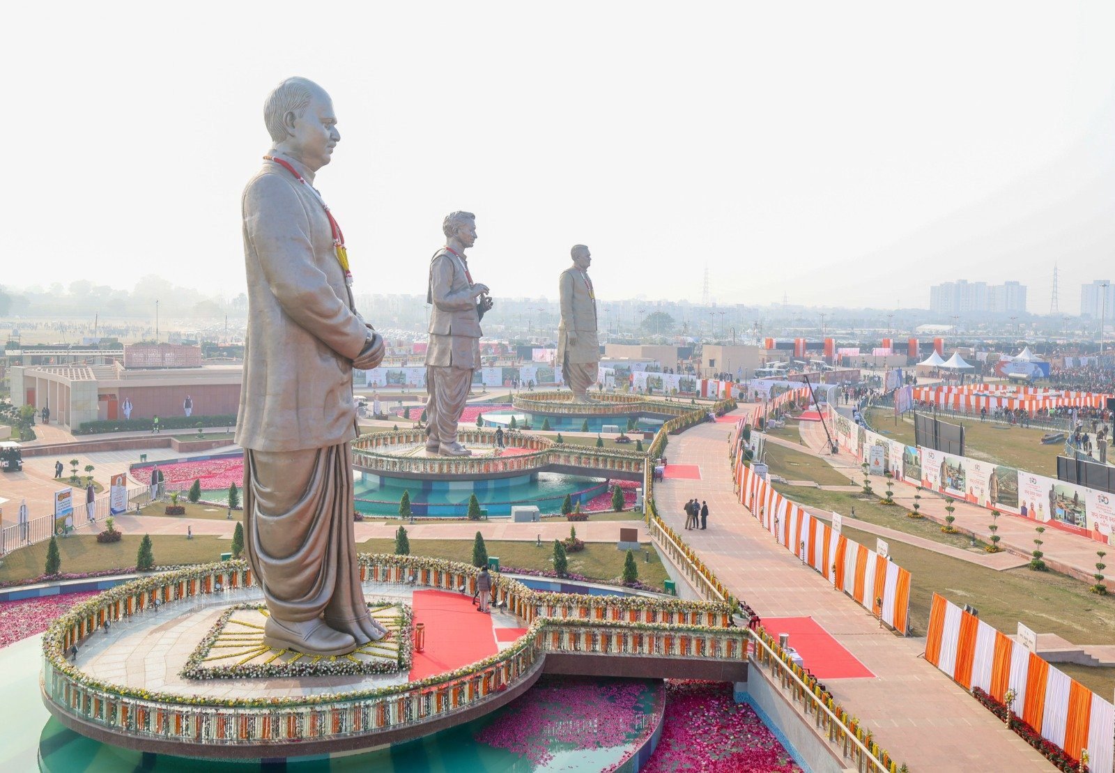 लखनऊ में राष्ट्र प्रेरणा स्थल के लोकार्पण समारोह के दौरान प्रधानमंत्री नरेंद्र मोदी ने मुख्यमंत्री योगी आदित्यनाथ के नेतृत्व की खुलकर प्रशंसा की। उन्होंने कहा कि दशकों से कूड़े-कचरे से पटी 30 एकड़ से अधिक भूमि को तीन वर्षों में भव्य प्रेरणा स्थल में बदलना ऐतिहासिक उपलब्धि है। रक्षा मंत्री राजनाथ सिंह ने भी इस प्रयास को राजधानी के लिए गौरव का विषय बताया। अटल बिहारी वाजपेयी की 65 फीट ऊंची प्रतिमा के अनावरण के साथ प्रदेशवासियों को दूसरी बार ‘विरासत पर गर्व’ की अनुभूति मिली।