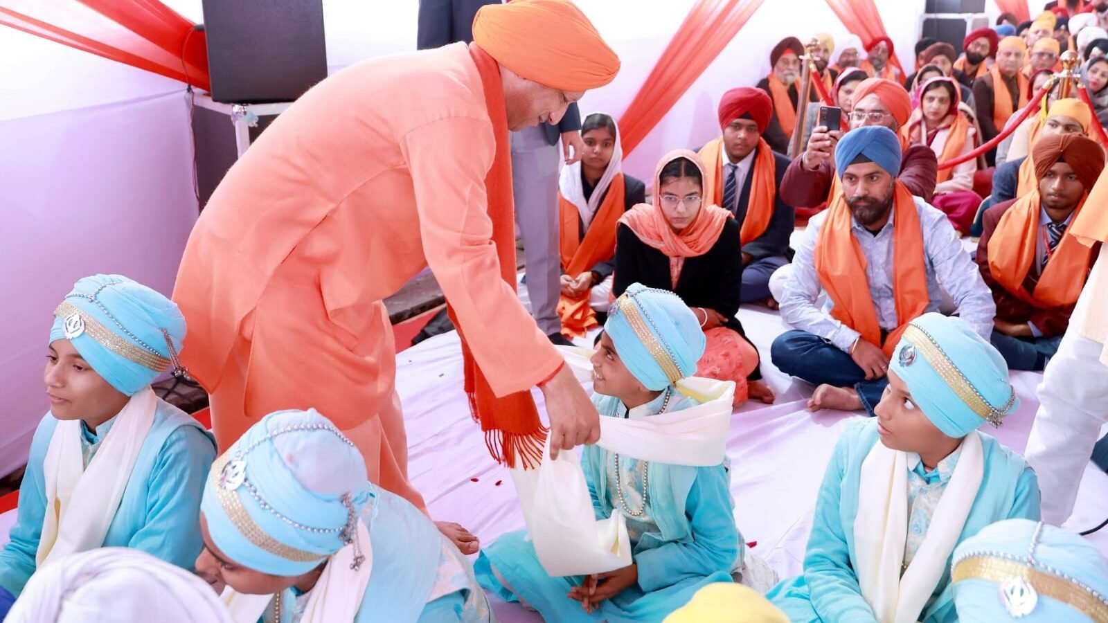 लखनऊ में वीर बाल दिवस एवं गुरु तेग बहादुर जी के 350वें शहीदी वर्ष के अवसर पर आयोजित कीर्तन समागम में योगी आदित्यनाथ ने कहा कि इतिहास उन्हीं का बनता है जिनके जीवन में त्याग और बलिदान का भाव होता है। मुख्यमंत्री आवास, 5 कालिदास मार्ग पर हुए कार्यक्रम में उन्होंने गुरु ग्रंथ साहिब को प्रणाम कर शबद कीर्तन सुना और बच्चों को सम्मानित किया। उन्होंने गुरु गोबिंद सिंह जी के साहिबज़ादों के बलिदान को नमन करते हुए कहा कि सिख गुरुओं की भक्ति-शक्ति परंपरा भारत की एकता और सामाजिक समरसता का मार्गदर्शन करती है।