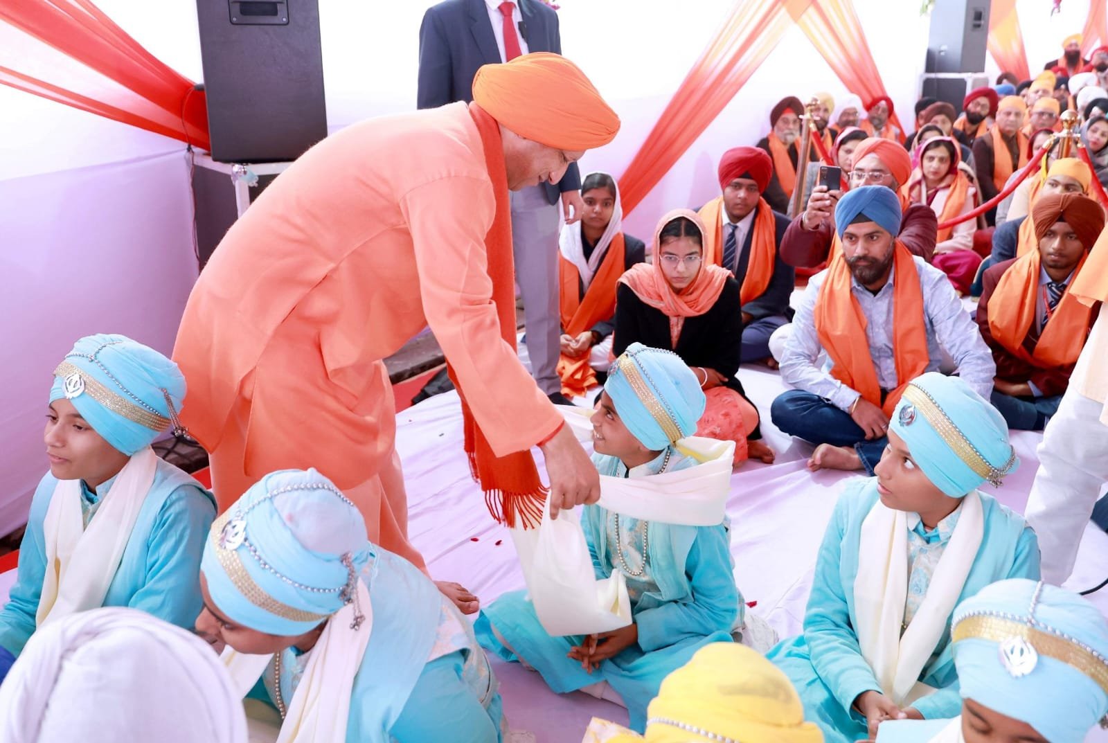 लखनऊ में वीर बाल दिवस एवं गुरु तेग बहादुर जी के 350वें शहीदी वर्ष के अवसर पर आयोजित कीर्तन समागम में योगी आदित्यनाथ ने कहा कि इतिहास उन्हीं का बनता है जिनके जीवन में त्याग और बलिदान का भाव होता है। मुख्यमंत्री आवास, 5 कालिदास मार्ग पर हुए कार्यक्रम में उन्होंने गुरु ग्रंथ साहिब को प्रणाम कर शबद कीर्तन सुना और बच्चों को सम्मानित किया। उन्होंने गुरु गोबिंद सिंह जी के साहिबज़ादों के बलिदान को नमन करते हुए कहा कि सिख गुरुओं की भक्ति-शक्ति परंपरा भारत की एकता और सामाजिक समरसता का मार्गदर्शन करती है।