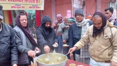 निरंतर सेवा संकल्प के तहत संकल्प संस्था द्वारा संचालित संकल्प अन्नक्षेत्र के माध्यम से वर्ष के अंतिम शनिवार को श्री संकटमोचन हनुमान जी को भोग अर्पित कर चौक क्षेत्र में खिचड़ी प्रसाद, फल एवं मिष्ठान्न का वितरण किया गया। ठंड के मौसम में वितरित गर्म प्रसाद राहगीरों, श्रमिकों और वृद्धजनों के लिए विशेष राहत बना। कार्यक्रम में समाजसेवियों और संस्था सदस्यों की सक्रिय सहभागिता रही।