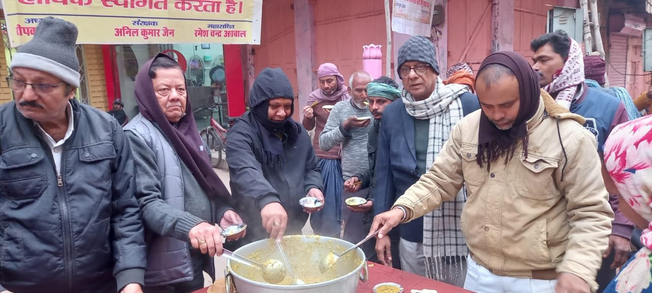 निरंतर सेवा संकल्प के तहत संकल्प संस्था द्वारा संचालित संकल्प अन्नक्षेत्र के माध्यम से वर्ष के अंतिम शनिवार को श्री संकटमोचन हनुमान जी को भोग अर्पित कर चौक क्षेत्र में खिचड़ी प्रसाद, फल एवं मिष्ठान्न का वितरण किया गया। ठंड के मौसम में वितरित गर्म प्रसाद राहगीरों, श्रमिकों और वृद्धजनों के लिए विशेष राहत बना। कार्यक्रम में समाजसेवियों और संस्था सदस्यों की सक्रिय सहभागिता रही।