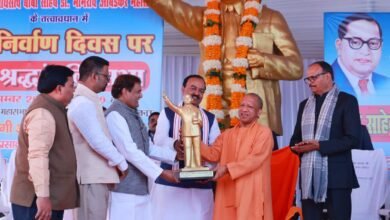 लखनऊ। मुख्यमंत्री योगी आदित्यनाथ ने बाबा साहेब डॉ. भीमराव आंबेडकर के महापरिनिर्वाण दिवस पर आयोजित कार्यक्रम में महत्वपूर्ण घोषणा की। उन्होंने कहा कि प्रदेश में जहां भी बाबा साहेब की मूर्तियां स्थापित हैं, वहां सुरक्षा हेतु बाउंड्रीवॉल और छत्र लगाए जाएंगे। साथ ही चतुर्थ श्रेणी, संविदा व सफाई कर्मचारियों को न्यूनतम मानदेय देने की गारंटी अगले एक-दो महीनों में सुनिश्चित की जाएगी। सीएम ने तुष्टिकरण की नीति को देशहित के लिए हानिकारक बताते हुए कहा कि बाबा साहेब ने वंचित, दलित व पिछड़ों को सम्मानजनक जीवन दिलाने का मार्ग प्रशस्त किया। डबल इंजन सरकार प्रत्येक गरीब तक सभी सुविधाएं पहुंचाने के लिए प्रतिबद्ध है।