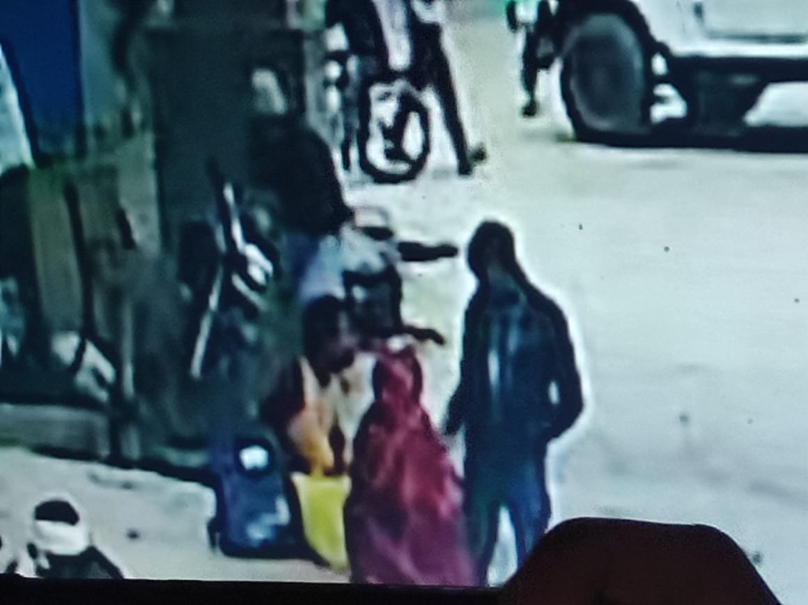 भलुअनी, देवरिया में भलुअनी बाजार के दुर्गा मंदिर के समीप ठगों ने एक महिला को झांसे में लेकर करीब 80 हजार रुपये मूल्य के गहने ठग लिए। पीड़िता बतसिया देवी, निवासी पोखरभिंडा, किसी कार्य से बाजार आई थीं। दो युवकों ने पैसे गिराने का नाटक कर महिला को बहलाया और सुरक्षा का डर दिखाकर कान की सोने की झालियां व गले की जिउतिया उतरवा ली। ठगी का एहसास होते ही महिला रोने लगी। पुलिस सीसीटीवी के माध्यम से आरोपियों की तलाश में जुटी है।