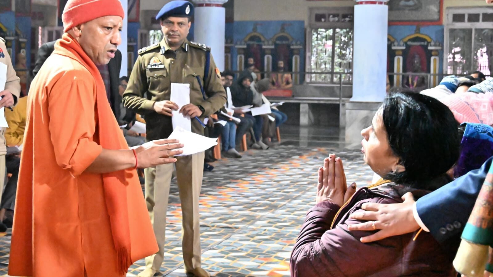 गोरखपुर में प्रचंड ठंड के बावजूद मुख्यमंत्री योगी आदित्यनाथ ने गोरखनाथ मंदिर में जनता दर्शन कर जनसेवा का संदेश दिया। महंत दिग्विजयनाथ स्मृति भवन में आयोजित कार्यक्रम में उन्होंने करीब 150 लोगों की समस्याएं सुनीं और अधिकारियों को संवेदनशीलता के साथ समयबद्ध समाधान के निर्देश दिए। जमीन कब्जे के मामलों में सख्त कार्रवाई, पारिवारिक विवादों में संवाद से समाधान और इलाज के लिए मुख्यमंत्री विवेकाधीन कोष से आर्थिक सहायता देने के निर्देश दिए गए।