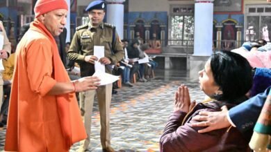 गोरखपुर में प्रचंड ठंड के बावजूद मुख्यमंत्री योगी आदित्यनाथ ने गोरखनाथ मंदिर में जनता दर्शन कर जनसेवा का संदेश दिया। महंत दिग्विजयनाथ स्मृति भवन में आयोजित कार्यक्रम में उन्होंने करीब 150 लोगों की समस्याएं सुनीं और अधिकारियों को संवेदनशीलता के साथ समयबद्ध समाधान के निर्देश दिए। जमीन कब्जे के मामलों में सख्त कार्रवाई, पारिवारिक विवादों में संवाद से समाधान और इलाज के लिए मुख्यमंत्री विवेकाधीन कोष से आर्थिक सहायता देने के निर्देश दिए गए।