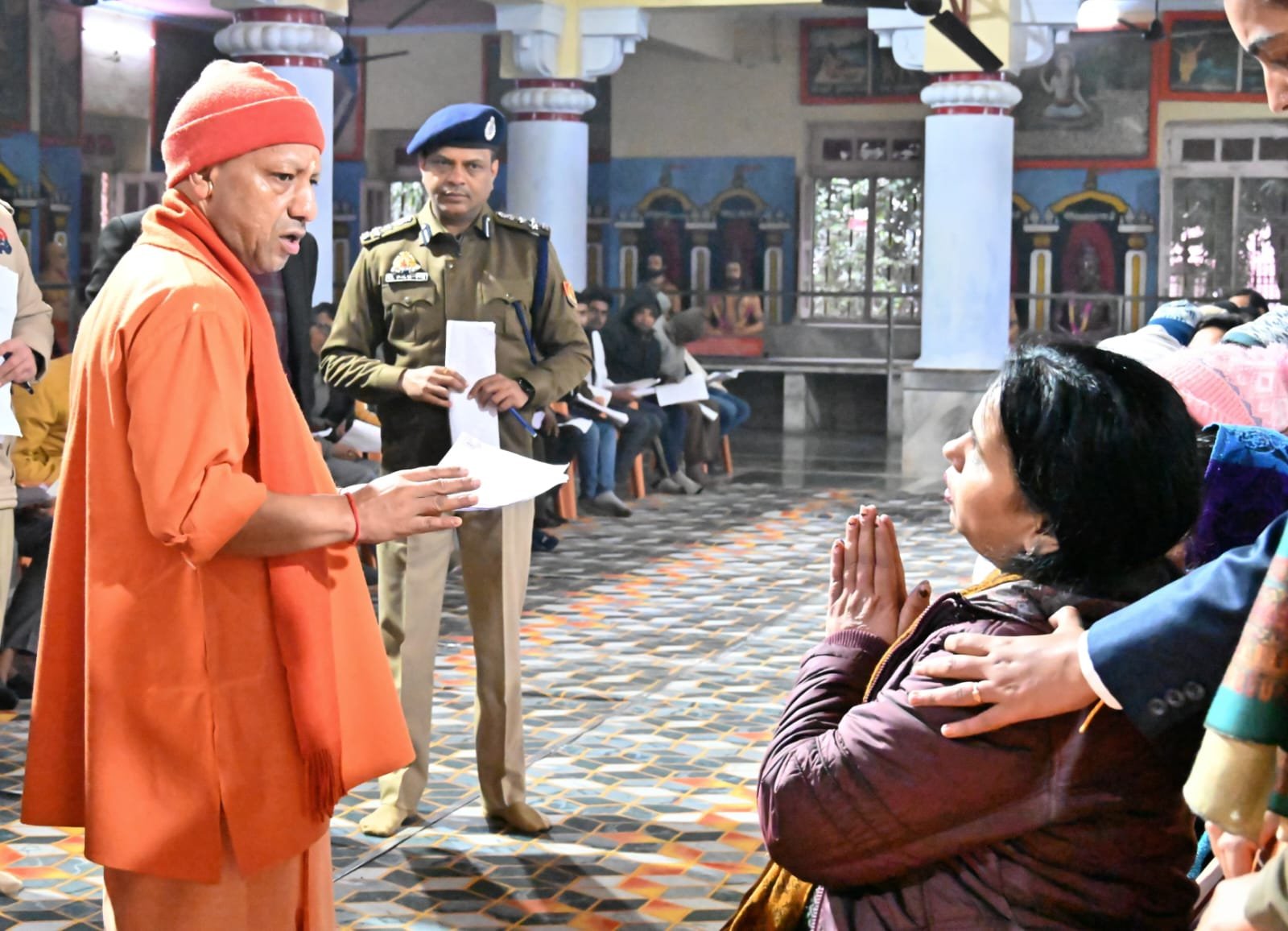 गोरखपुर में प्रचंड ठंड के बावजूद मुख्यमंत्री योगी आदित्यनाथ ने गोरखनाथ मंदिर में जनता दर्शन कर जनसेवा का संदेश दिया। महंत दिग्विजयनाथ स्मृति भवन में आयोजित कार्यक्रम में उन्होंने करीब 150 लोगों की समस्याएं सुनीं और अधिकारियों को संवेदनशीलता के साथ समयबद्ध समाधान के निर्देश दिए। जमीन कब्जे के मामलों में सख्त कार्रवाई, पारिवारिक विवादों में संवाद से समाधान और इलाज के लिए मुख्यमंत्री विवेकाधीन कोष से आर्थिक सहायता देने के निर्देश दिए गए।
