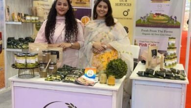 मुख्यमंत्री योगी आदित्यनाथ के विजन से प्रेरित उत्तर प्रदेश की बेटियां आज आत्मनिर्भरता की नई मिसाल बन रही हैं। मिलेट्स आधारित ऑर्गेनिक फूड स्टार्टअप के जरिए दो युवा महिला उद्यमियों ने गांव से वैश्विक बाजार तक का सफर तय किया है। किसानों और ग्रामीण महिलाओं को जोड़कर फार्म-टू-फोर्क मॉडल अपनाया गया है। दिल्ली-एनसीआर में सफलता के बाद अब गल्फ देशों में ‘मेड इन यूपी’ उत्पाद पहुंचाने की तैयारी है, जो महिला सशक्तिकरण और सतत विकास का सशक्त उदाहरण है।