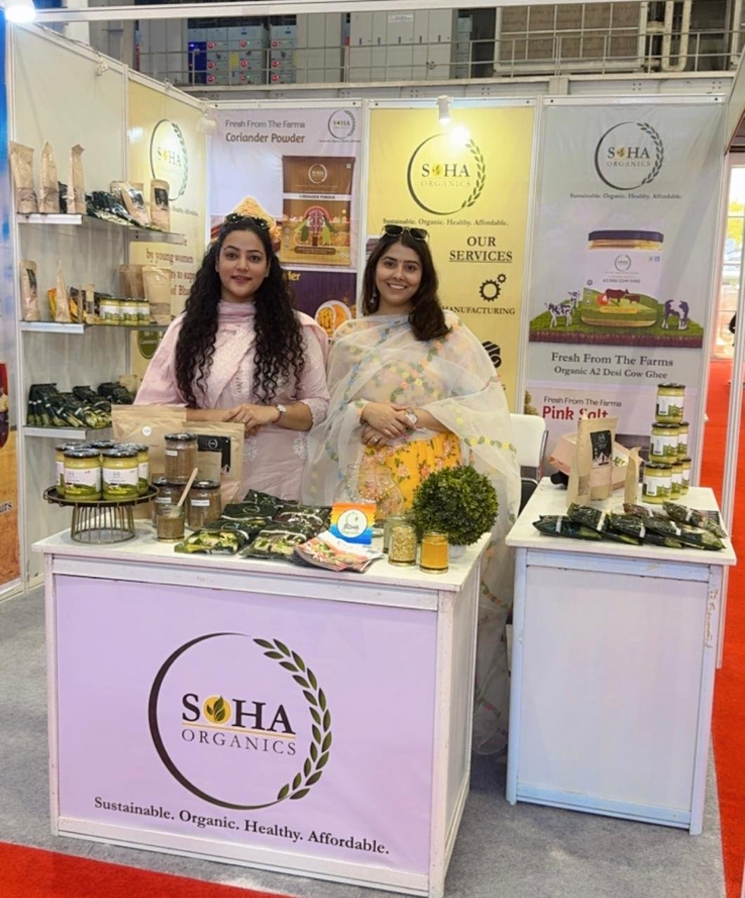 मुख्यमंत्री योगी आदित्यनाथ के विजन से प्रेरित उत्तर प्रदेश की बेटियां आज आत्मनिर्भरता की नई मिसाल बन रही हैं। मिलेट्स आधारित ऑर्गेनिक फूड स्टार्टअप के जरिए दो युवा महिला उद्यमियों ने गांव से वैश्विक बाजार तक का सफर तय किया है। किसानों और ग्रामीण महिलाओं को जोड़कर फार्म-टू-फोर्क मॉडल अपनाया गया है। दिल्ली-एनसीआर में सफलता के बाद अब गल्फ देशों में ‘मेड इन यूपी’ उत्पाद पहुंचाने की तैयारी है, जो महिला सशक्तिकरण और सतत विकास का सशक्त उदाहरण है।