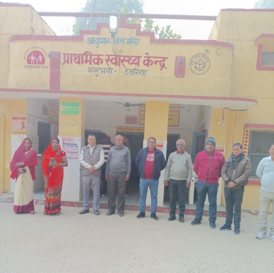 भलुअनी, देवरिया। प्राथमिक स्वास्थ्य केंद्र भलुअनी में रविवार को मुख्यमंत्री जन आरोग्य मेले का आयोजन किया गया, जिसमें 44 मरीजों का स्वास्थ्य परीक्षण कर निःशुल्क दवाएं दी गईं। वृद्ध मरीजों की शुगर व बीपी जांच की गई और सर्दी के मौसम में होने वाली बीमारियों से बचाव के बारे में जागरूक किया गया। ग्रामीणों में स्वास्थ्य के प्रति विश्वास बढ़ा।