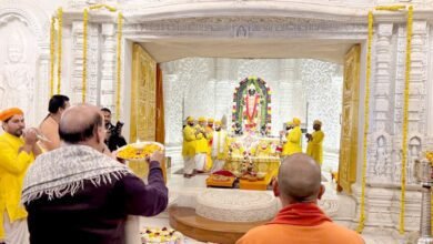 अयोध्या में मुख्यमंत्री योगी आदित्यनाथ और रक्षा मंत्री राजनाथ सिंह ने हनुमानगढ़ी व श्रीराम जन्मभूमि में विधिवत दर्शन-पूजन किया। रामलला और राम दरबार में आरती कर देश-प्रदेश की उन्नति व जनकल्याण की प्रार्थना की। मां अन्नपूर्णा मंदिर शिखर पर धर्मध्वजा आरोहण किया गया।