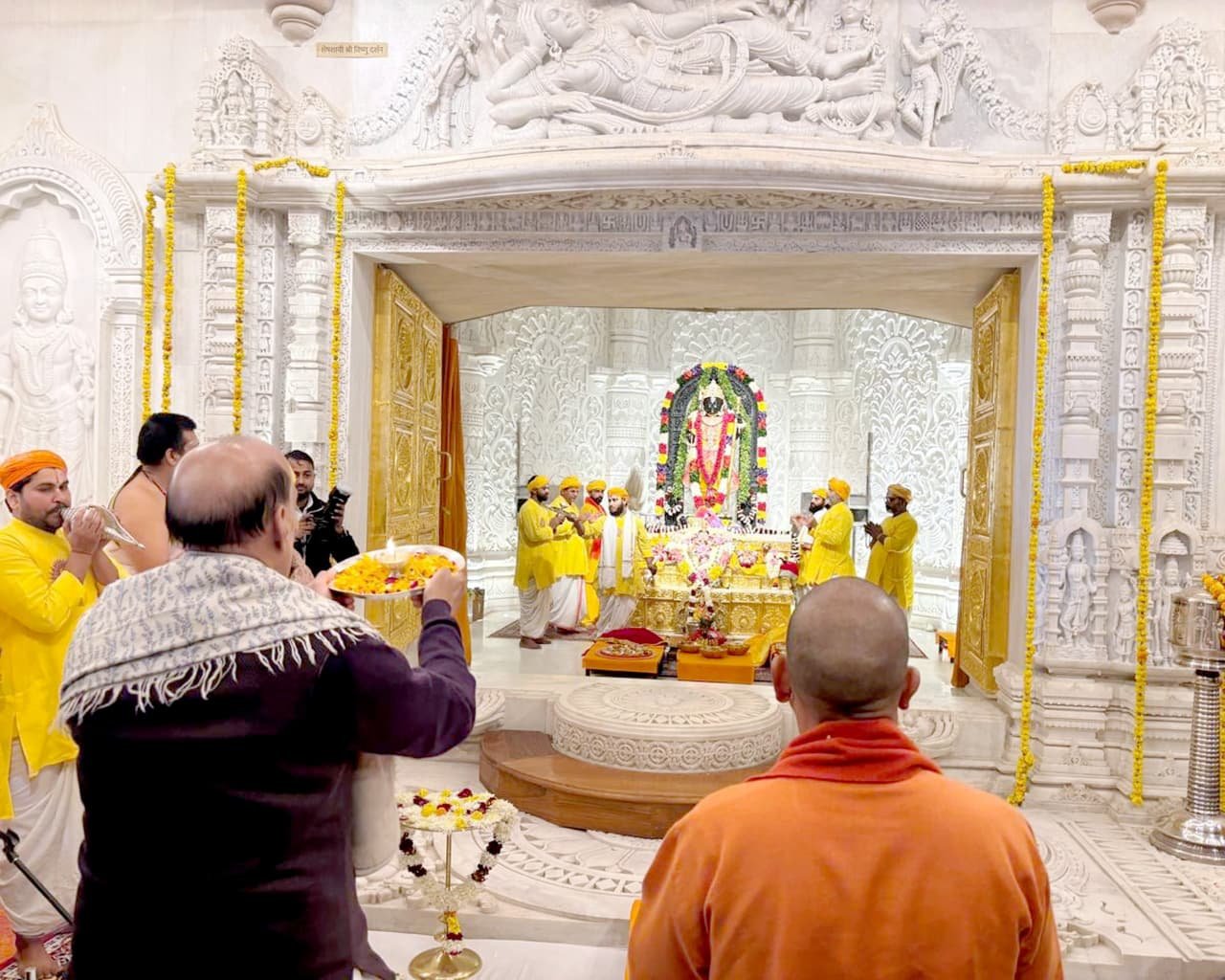 अयोध्या में मुख्यमंत्री योगी आदित्यनाथ और रक्षा मंत्री राजनाथ सिंह ने हनुमानगढ़ी व श्रीराम जन्मभूमि में विधिवत दर्शन-पूजन किया। रामलला और राम दरबार में आरती कर देश-प्रदेश की उन्नति व जनकल्याण की प्रार्थना की। मां अन्नपूर्णा मंदिर शिखर पर धर्मध्वजा आरोहण किया गया।