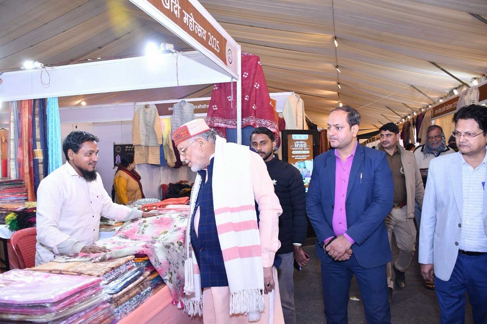 लखनऊ के गोमतीनगर स्थित केंद्रीय संस्कृत विश्वविद्यालय में आयोजित 10 दिवसीय खादी महोत्सव-2025 में इस बार बिक्री रिकॉर्ड 3.20 करोड़ तक पहुंची, जो पिछले वर्ष की तुलना में 42% अधिक है। खादी वस्त्र, हर्बल उत्पाद, जूट हस्तशिल्प और माटी कला ग्राहकों की पहली पसंद रहे। आयोजन में 160 उद्यमियों और युवाओं की उत्साहपूर्ण उपस्थिति रही।