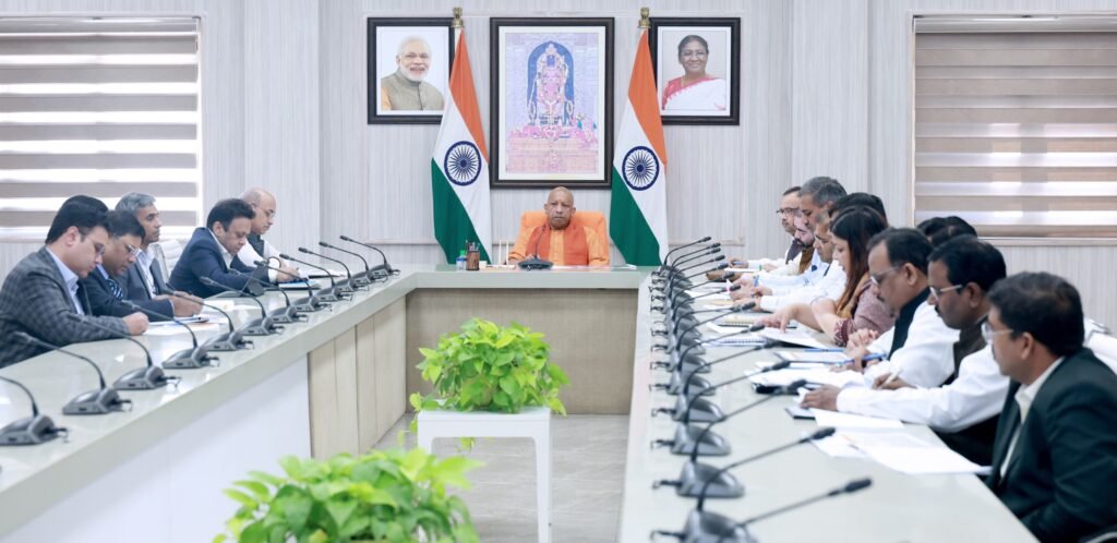 मुख्यमंत्री योगी आदित्यनाथ ने निर्देश दिया है कि धान क्रय केंद्र पर आने वाले हर किसान का धान तुरंत खरीदा जाए और भुगतान सीधे खाते में समय पर पहुंचे। एमएसपी बढ़ाकर ₹2369 व ₹2389 किया गया है। अब तक 9.02 लाख एमटी धान खरीदकर ₹1,984 करोड़ किसानों को भेजे गए। क्रय केंद्र 5000 किए जाएंगे, भीड़ व देरी पूरी तरह समाप्त होगी।