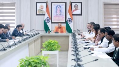 मुख्यमंत्री योगी आदित्यनाथ ने निर्देश दिया है कि धान क्रय केंद्र पर आने वाले हर किसान का धान तुरंत खरीदा जाए और भुगतान सीधे खाते में समय पर पहुंचे। एमएसपी बढ़ाकर ₹2369 व ₹2389 किया गया है। अब तक 9.02 लाख एमटी धान खरीदकर ₹1,984 करोड़ किसानों को भेजे गए। क्रय केंद्र 5000 किए जाएंगे, भीड़ व देरी पूरी तरह समाप्त होगी।