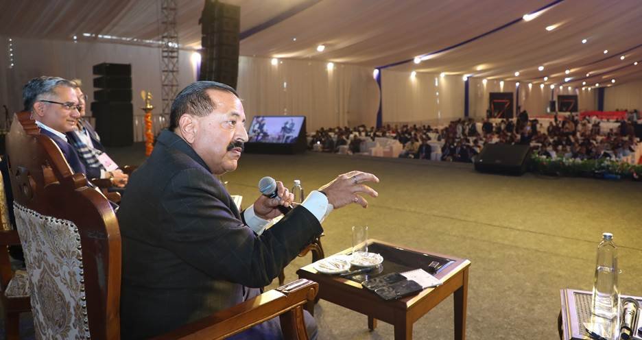 भारत अंतर्राष्ट्रीय विज्ञान महोत्सव (IISF) में केंद्रीय विज्ञान एवं प्रौद्योगिकी राज्य मंत्री (स्वतंत्र प्रभार) डॉ. जितेंद्र सिंह ने कहा कि स्टार्टअप्स भारत के भविष्य के विकास की प्रमुख शक्ति हैं। उन्होंने जोर दिया कि केवल वित्तपोषण ही नहीं, बल्कि मजबूत मार्गदर्शन और अनुसंधान में जोखिम उठाना भी आवश्यक है। मंत्री ने बताया कि सरकार स्टार्टअप्स को उद्योग भागीदारों, वित्त पोषण और मेंटर्स से जोड़ने के लिए सहायक तंत्र तैयार कर रही है। नियामक बोझ कम करने, लाइसेंस समाप्त करने और प्रक्रियाओं को सरल बनाने की दिशा में सुधार जारी हैं। उन्होंने कहा कि नवाचार तभी आगे बढ़ेगा जब युवा डर के बजाय प्रयोग और शोध को अपनाएंगे।