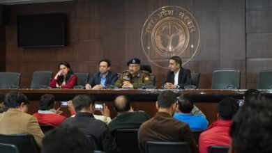 उत्तर प्रदेश में कोडीन युक्त कफ सिरप के विरुद्ध मुख्यमंत्री योगी आदित्यनाथ के निर्देश पर खाद्य सुरक्षा एवं औषधि प्रशासन विभाग, यूपी पुलिस और एसटीएफ द्वारा व्यापक अभियान चलाया गया। ‘नशा मुक्त उत्तर प्रदेश’ मिशन के अंतर्गत 279 प्रतिष्ठानों का निरीक्षण किया गया और 128 एफआईआर दर्ज हुईं। लाखों अवैध कफ सिरप की बोतलें जब्त की गईं तथा कई जिलों में तस्करों की गिरफ्तारी हुई। तस्करी में शामिल नेटवर्क के तार उत्तराखंड, हिमाचल, हरियाणा, झारखंड से लेकर बांग्लादेश और नेपाल तक पाए गए। मामले की गंभीरता देखते हुए एसआईटी का गठन किया गया है, जो वित्तीय एवं आपराधिक जांच को आगे बढ़ाएगी।