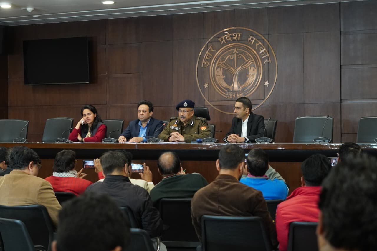 उत्तर प्रदेश में कोडीन युक्त कफ सिरप के विरुद्ध मुख्यमंत्री योगी आदित्यनाथ के निर्देश पर खाद्य सुरक्षा एवं औषधि प्रशासन विभाग, यूपी पुलिस और एसटीएफ द्वारा व्यापक अभियान चलाया गया। ‘नशा मुक्त उत्तर प्रदेश’ मिशन के अंतर्गत 279 प्रतिष्ठानों का निरीक्षण किया गया और 128 एफआईआर दर्ज हुईं। लाखों अवैध कफ सिरप की बोतलें जब्त की गईं तथा कई जिलों में तस्करों की गिरफ्तारी हुई। तस्करी में शामिल नेटवर्क के तार उत्तराखंड, हिमाचल, हरियाणा, झारखंड से लेकर बांग्लादेश और नेपाल तक पाए गए। मामले की गंभीरता देखते हुए एसआईटी का गठन किया गया है, जो वित्तीय एवं आपराधिक जांच को आगे बढ़ाएगी।