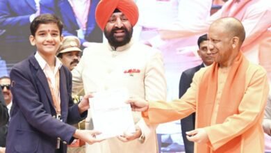 गोरखपुर में महाराणा प्रताप शिक्षा परिषद के 93वें संस्थापक सप्ताह समारोह के मुख्य आयोजन में मुख्यमंत्री योगी आदित्यनाथ ने युवाओं को ड्रग्स और मोबाइल फोन के नशे से दूर रहने की सलाह दी। उन्होंने कहा कि स्मार्टफोन का अत्यधिक उपयोग मस्तिष्क, दृष्टि और क्षमता को कमजोर करता है। सीएम ने युवाओं से भविष्य की चुनौतियों और तकनीक के नए युग-AI, ड्रोन, रोबोटिक्स-के प्रति खुद को तैयार करने का आह्वान किया। उन्होंने हिम्मत, धैर्य, टीमवर्क और स्वस्थ प्रतिस्पर्धा को सफलता की कुंजी बताते हुए कहा कि शॉर्ट कट का रास्ता जीवन में सफलता नहीं देता। समारोह में उत्कृष्ट संस्था और मेधावियों को पुरस्कृत किया गया।