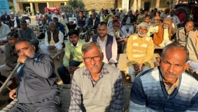 मुजफ्फरनगर में आयोजित कृषि चौपाल में किसानों ने योगी सरकार के आठ वर्षों में आए सकारात्मक बदलावों का जिक्र किया। फसल का उचित दाम, किसान सम्मान निधि, मिनीकिट वितरण, अनुदान पर कृषि यंत्र, किसान पाठशाला और विकसित कृषि संकल्प अभियान से किसानों की आय बढ़ी है। गन्ना मूल्य में 30 रुपये प्रति क्विंटल वृद्धि किसानों के लिए वरदान बनी। 1–11 दिसंबर तक चार जनपदों में कृषि चौपाल के माध्यम से किसानों से सीधा संवाद जारी है।