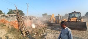 ग्रेटर नोएडा के दनकौर गांव में यीडा ने 4.6 हेक्टेयर (46,000 वर्ग मीटर) बहुमूल्य भूमि से अवैध कब्जा हटाया। करीब 500 करोड़ मूल्य की यह जमीन अब औद्योगिक और शहरी विकास परियोजनाओं के लिए उपलब्ध होगी। मुख्यमंत्री योगी आदित्यनाथ के निर्देशों पर हुई इस कार्रवाई से क्षेत्र में निवेश और अवसंरचना विकास को नई गति मिलेगी।