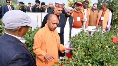 बाराबंकी के दौलतपुर गांव में आयोजित प्रगतिशील किसान सम्मेलन में मुख्यमंत्री योगी आदित्यनाथ ने रबी सत्र की किसान पाठशाला 8.0 का शुभारंभ किया। उन्होंने कहा कि प्राकृतिक खेती, तकनीकी नवाचार, एमएसपी की पारदर्शी व्यवस्था और बहुफसली खेती से किसानों की आय में तेजी से वृद्धि हो रही है। यूपी का राष्ट्रीय खाद्यान्न उत्पादन में 21% योगदान और गन्ना उत्पादन में 55% हिस्सेदारी उल्लेखनीय है। मुख्यमंत्री ने कृषि सुधारों, सिंचाई विस्तार, ड्रोन तकनीक, फूड प्रोसेसिंग और एफपीओ मॉडल को किसानों के लिए लाभकारी बताया। कार्यक्रम में प्रगतिशील किसानों का सम्मान किया गया और विभिन्न योजनाओं के लाभार्थियों को चेक वितरित किए गए।