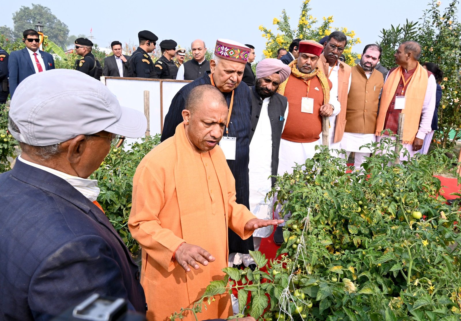 बाराबंकी के दौलतपुर गांव में आयोजित प्रगतिशील किसान सम्मेलन में मुख्यमंत्री योगी आदित्यनाथ ने रबी सत्र की किसान पाठशाला 8.0 का शुभारंभ किया। उन्होंने कहा कि प्राकृतिक खेती, तकनीकी नवाचार, एमएसपी की पारदर्शी व्यवस्था और बहुफसली खेती से किसानों की आय में तेजी से वृद्धि हो रही है। यूपी का राष्ट्रीय खाद्यान्न उत्पादन में 21% योगदान और गन्ना उत्पादन में 55% हिस्सेदारी उल्लेखनीय है। मुख्यमंत्री ने कृषि सुधारों, सिंचाई विस्तार, ड्रोन तकनीक, फूड प्रोसेसिंग और एफपीओ मॉडल को किसानों के लिए लाभकारी बताया। कार्यक्रम में प्रगतिशील किसानों का सम्मान किया गया और विभिन्न योजनाओं के लाभार्थियों को चेक वितरित किए गए।