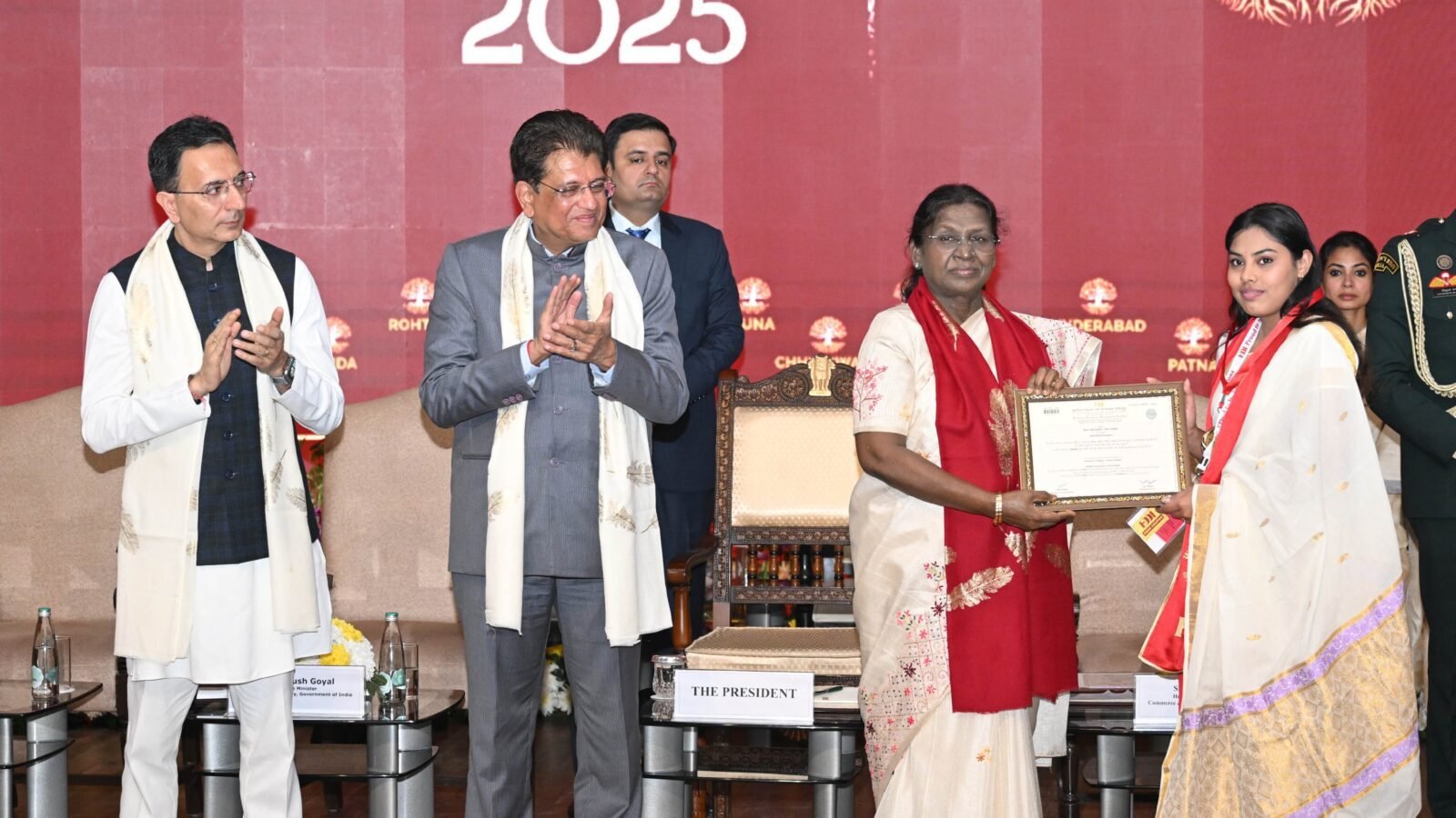 नई दिल्ली। राष्ट्रपति द्रौपदी मुर्मू ने कहा कि भारत फुटवियर उद्योग में दुनिया की बड़ी ताकत बनकर उभर रहा है। एफडीडीआई के दीक्षांत समारोह में उन्होंने बताया कि यह क्षेत्र तेजी से आत्मनिर्भरता की ओर बढ़ रहा है और सरकार ने इसे ‘चैंपियन सेक्टर’ का दर्जा दिया है। उन्होंने कहा कि भारत फुटवियर विनिर्माण और खपत में दूसरा सबसे बड़ा देश है तथा वित्तीय वर्ष 2024-25 में 2.5 अरब डॉलर से अधिक का निर्यात किया गया, जो आयात से लगभग चार गुना है। राष्ट्रपति ने युवाओं से नवाचार, रोजगार सृजन और वैश्विक बाजार में भारत की छवि मजबूत करने का आह्वान किया। (वार्ता)