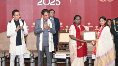 नई दिल्ली। राष्ट्रपति द्रौपदी मुर्मू ने कहा कि भारत फुटवियर उद्योग में दुनिया की बड़ी ताकत बनकर उभर रहा है। एफडीडीआई के दीक्षांत समारोह में उन्होंने बताया कि यह क्षेत्र तेजी से आत्मनिर्भरता की ओर बढ़ रहा है और सरकार ने इसे ‘चैंपियन सेक्टर’ का दर्जा दिया है। उन्होंने कहा कि भारत फुटवियर विनिर्माण और खपत में दूसरा सबसे बड़ा देश है तथा वित्तीय वर्ष 2024-25 में 2.5 अरब डॉलर से अधिक का निर्यात किया गया, जो आयात से लगभग चार गुना है। राष्ट्रपति ने युवाओं से नवाचार, रोजगार सृजन और वैश्विक बाजार में भारत की छवि मजबूत करने का आह्वान किया। (वार्ता)