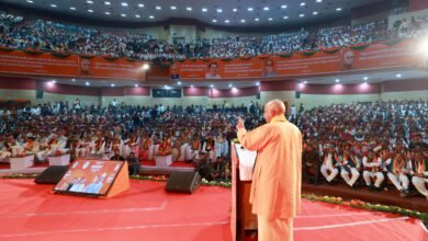 लखनऊ में भाजपा संगठन पर्व समारोह के दौरान मुख्यमंत्री योगी आदित्यनाथ ने नवनिर्वाचित प्रदेश अध्यक्ष पंकज चौधरी को शुभकामनाएं दीं। उन्होंने कहा कि सरकार और संगठन मिलकर प्रधानमंत्री नरेंद्र मोदी के विजन के अनुरूप यूपी के संकल्प को नई गति देंगे। सीएम योगी ने कार्यकर्ताओं से बूथ को सबसे मजबूत बनाने, मतदाता सूची की शुद्धता और एसआईआर कार्यवाही को समयबद्ध पूरा करने का आह्वान किया।