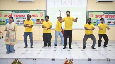 बनारस रेल इंजन कारखाना (बरेका) में 08 से 14 दिसंबर 2025 तक ऊर्जा संरक्षण सप्ताह का आयोजन किया गया। समापन समारोह 15 दिसंबर को हुआ, जिसमें ऊर्जा बचत पर जोर दिया गया। सप्ताह भर रैली, क्विज, निबंध, ड्राइंग प्रतियोगिता और नुक्कड़ नाटक के माध्यम से कर्मचारियों व बच्चों को जागरूक किया गया।