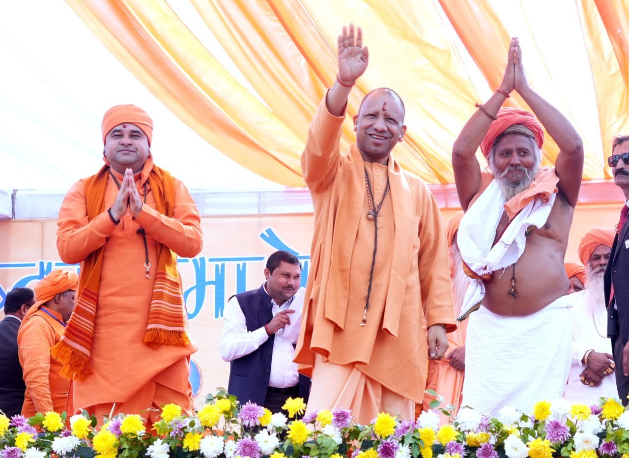 झज्जर के कबलाना गांव स्थित बाबा पालनाथ आश्रम में आयोजित मूर्ति प्राण प्रतिष्ठा व भव्य भंडारे में मुख्यमंत्री व गोरक्षपीठाधीश्वर महंत योगी आदित्यनाथ ने साधु-संतों और समाज से एकजुट रहने का आह्वान किया। उन्होंने चेताया कि भारत के स्वर्णयुग के समय भी विदेशी हमले प्रारंभ हुए थे, इसलिए आज भी धर्मांतरण और नशे के रूप में हमले हो रहे हैं। सनातन की रक्षा तभी संभव है जब समाज जाति, भाषा, क्षेत्र और तुष्टिकरण के नाम पर न बंटे। सीएम ने कहा कि हर धार्मिक आयोजन से नशा, लव जेहाद और धर्मांतरण के खिलाफ अभियान चलना चाहिए। जहां धर्म है, वहीं विजय है।