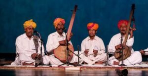 महिंद्रा कबीरा फ़ेस्टिवल वाराणसी की आत्मा को केवल दिखाता नहीं, उसे महसूस कराता है। गंगा घाटों पर प्रभात-संगीत, कबीर के विचारों पर संवाद, ध्रुपद और बनारस घराने की प्रस्तुति, तथा स्थानीय कलाकारों की सहभागिता—ये सब मिलकर काशी को एक जीवंत सांस्कृतिक अनुभव बनाते हैं। पर्यावरण-सम्मान और समुदाय की भागीदारी के साथ यह उत्सव वाराणसी को वैश्विक सांस्कृतिक गंतव्य के रूप में स्थापित करता है।