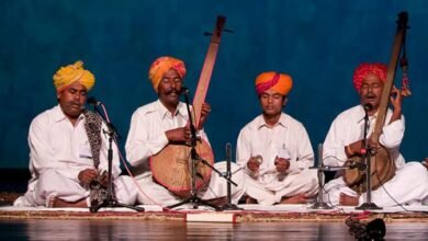 महिंद्रा कबीरा फ़ेस्टिवल वाराणसी की आत्मा को केवल दिखाता नहीं, उसे महसूस कराता है। गंगा घाटों पर प्रभात-संगीत, कबीर के विचारों पर संवाद, ध्रुपद और बनारस घराने की प्रस्तुति, तथा स्थानीय कलाकारों की सहभागिता—ये सब मिलकर काशी को एक जीवंत सांस्कृतिक अनुभव बनाते हैं। पर्यावरण-सम्मान और समुदाय की भागीदारी के साथ यह उत्सव वाराणसी को वैश्विक सांस्कृतिक गंतव्य के रूप में स्थापित करता है।