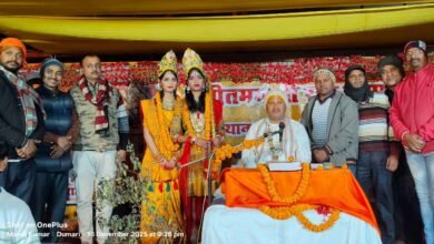 भलुअनी, देवरिया में दुर्गा मंदिर परिसर में चल रही संगीतमय श्रीराम कथा के छठवें दिन राम विवाह प्रसंग ने श्रद्धालुओं को भावविभोर कर दिया। जय श्रीराम के जयकारों से पांडाल गूंज उठा। महिलाओं के भक्ति नृत्य और मंगल गीतों ने कथा स्थल को आध्यात्मिक आनंद से भर दिया।