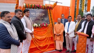 गोरखपुर में गोरखनाथ ओवरब्रिज के लोकार्पण अवसर पर मुख्यमंत्री योगी आदित्यनाथ ने पूर्ववर्ती सरकारों पर तीखा हमला बोला। उन्होंने कहा कि प्रदेश की पहचान को नुकसान पहुंचाने वाले माफिया को पालने वालों को जनता भली-भांति जानती है। सीएम योगी ने कहा कि 2017 से पहले उत्तर प्रदेश विकास नहीं, बल्कि माफियागिरी और भ्रष्टाचार के लिए जाना जाता था। आज डबल इंजन सरकार की दृढ़ इच्छाशक्ति से यूपी बीमारू राज्य से निकलकर रेवेन्यू सरप्लस स्टेट बन चुका है। प्रदेश का खजाना अब इंफ्रास्ट्रक्चर, मेडिकल कॉलेज और जनकल्याणकारी योजनाओं के रूप में जनता तक पहुंच रहा है।