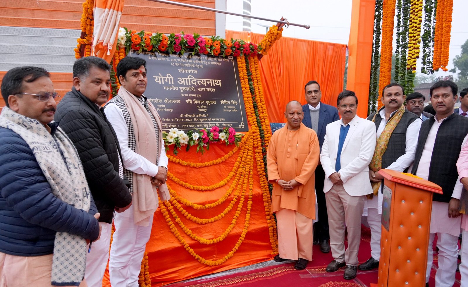 गोरखपुर में गोरखनाथ ओवरब्रिज के लोकार्पण अवसर पर मुख्यमंत्री योगी आदित्यनाथ ने पूर्ववर्ती सरकारों पर तीखा हमला बोला। उन्होंने कहा कि प्रदेश की पहचान को नुकसान पहुंचाने वाले माफिया को पालने वालों को जनता भली-भांति जानती है। सीएम योगी ने कहा कि 2017 से पहले उत्तर प्रदेश विकास नहीं, बल्कि माफियागिरी और भ्रष्टाचार के लिए जाना जाता था। आज डबल इंजन सरकार की दृढ़ इच्छाशक्ति से यूपी बीमारू राज्य से निकलकर रेवेन्यू सरप्लस स्टेट बन चुका है। प्रदेश का खजाना अब इंफ्रास्ट्रक्चर, मेडिकल कॉलेज और जनकल्याणकारी योजनाओं के रूप में जनता तक पहुंच रहा है।