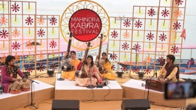 वाराणसी में महिंद्रा कबीरा फ़ेस्टिवल का दूसरा दिन कबीर के जीवन, दर्शन और काव्य को समर्पित रहा। शास्त्रीय गायन, सितार वादन और लोक प्रस्तुतियों ने दर्शकों को मंत्रमुग्ध किया। विरासत भ्रमण और सांस्कृतिक संवादों के साथ यह उत्सव कबीर की प्रासंगिक वाणी को आज के समय से जोड़ता दिखा।