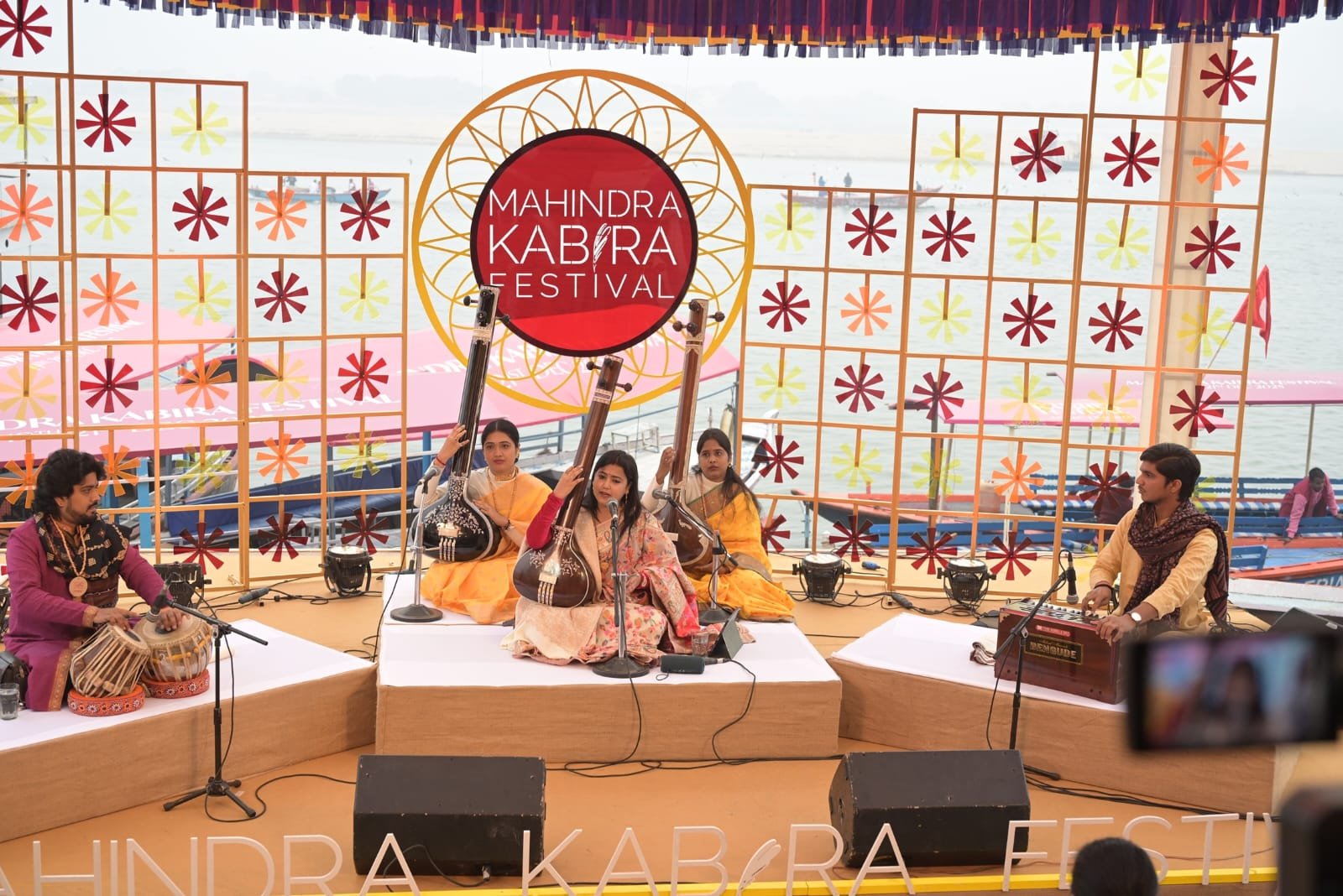 वाराणसी में महिंद्रा कबीरा फ़ेस्टिवल का दूसरा दिन कबीर के जीवन, दर्शन और काव्य को समर्पित रहा। शास्त्रीय गायन, सितार वादन और लोक प्रस्तुतियों ने दर्शकों को मंत्रमुग्ध किया। विरासत भ्रमण और सांस्कृतिक संवादों के साथ यह उत्सव कबीर की प्रासंगिक वाणी को आज के समय से जोड़ता दिखा।