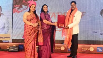 वाराणसी में रोटरी क्लब मंडल 3120 के 42वें मंडलीय अधिवेशन ‘अनुगूंज’ के दूसरे दिन सेवा, प्रेरणा, स्वास्थ्य और संस्कृति का प्रभावशाली संगम देखने को मिला। मुख्य अतिथि पीआरआईडी ए.एस. वेंकटेश ने परिश्रम और अनुशासन को सफलता की कुंजी बताया। फिटनेस, सेवा-भाव, काव्य, भक्ति नृत्य और प्रेरक वक्तव्यों के साथ अधिवेशन ने रोटेरियनों को समाज के लिए और अधिक समर्पित होने का संकल्प दिलाया।