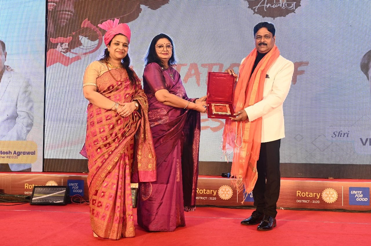 वाराणसी में रोटरी क्लब मंडल 3120 के 42वें मंडलीय अधिवेशन ‘अनुगूंज’ के दूसरे दिन सेवा, प्रेरणा, स्वास्थ्य और संस्कृति का प्रभावशाली संगम देखने को मिला। मुख्य अतिथि पीआरआईडी ए.एस. वेंकटेश ने परिश्रम और अनुशासन को सफलता की कुंजी बताया। फिटनेस, सेवा-भाव, काव्य, भक्ति नृत्य और प्रेरक वक्तव्यों के साथ अधिवेशन ने रोटेरियनों को समाज के लिए और अधिक समर्पित होने का संकल्प दिलाया।