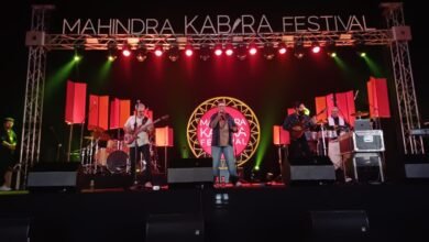 21 दिसंबर 2025 को वाराणसी में महिंद्रा कबीरा फ़ेस्टिवल का भावपूर्ण समापन हुआ। ढाई दिन चले आयोजन में संगीत, संवाद और विरासत भ्रमण के माध्यम से कबीर के दर्शन और समकालीन प्रासंगिकता को जीवंत रूप में प्रस्तुत किया गया। गंगा तट पर सजी संध्या स्मृतियों में बस गई।