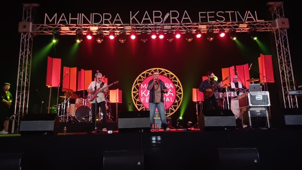 21 दिसंबर 2025 को वाराणसी में महिंद्रा कबीरा फ़ेस्टिवल का भावपूर्ण समापन हुआ। ढाई दिन चले आयोजन में संगीत, संवाद और विरासत भ्रमण के माध्यम से कबीर के दर्शन और समकालीन प्रासंगिकता को जीवंत रूप में प्रस्तुत किया गया। गंगा तट पर सजी संध्या स्मृतियों में बस गई।