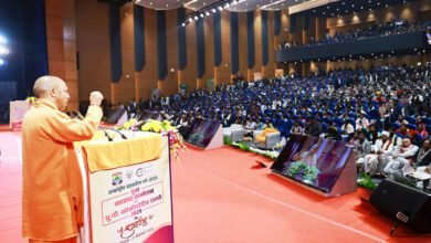 लखनऊ में आयोजित युवा सहकार सम्मेलन एवं यूपी को-ऑपरेटिव एक्सपो-2025 में योगी आदित्यनाथ ने लघु व सीमांत किसानों के लिए 6% ब्याज पर ऋण उपलब्ध कराने की घोषणा की। उन्होंने बताया कि मुख्यमंत्री कृषक समृद्धि योजना के तहत एलडीबी के माध्यम से ऋण दिया जाएगा, शेष ब्याज राज्य सरकार वहन करेगी। नरेंद्र मोदी की प्रेरणा से सहकारिता मंत्रालय के गठन, डिजिटलीकरण और पारदर्शी नीतियों से यूपी में सहकारिता क्षेत्र सशक्त हुआ है। अमित शाह के नेतृत्व में सहकारिता आंदोलन नई ऊंचाइयों पर है।